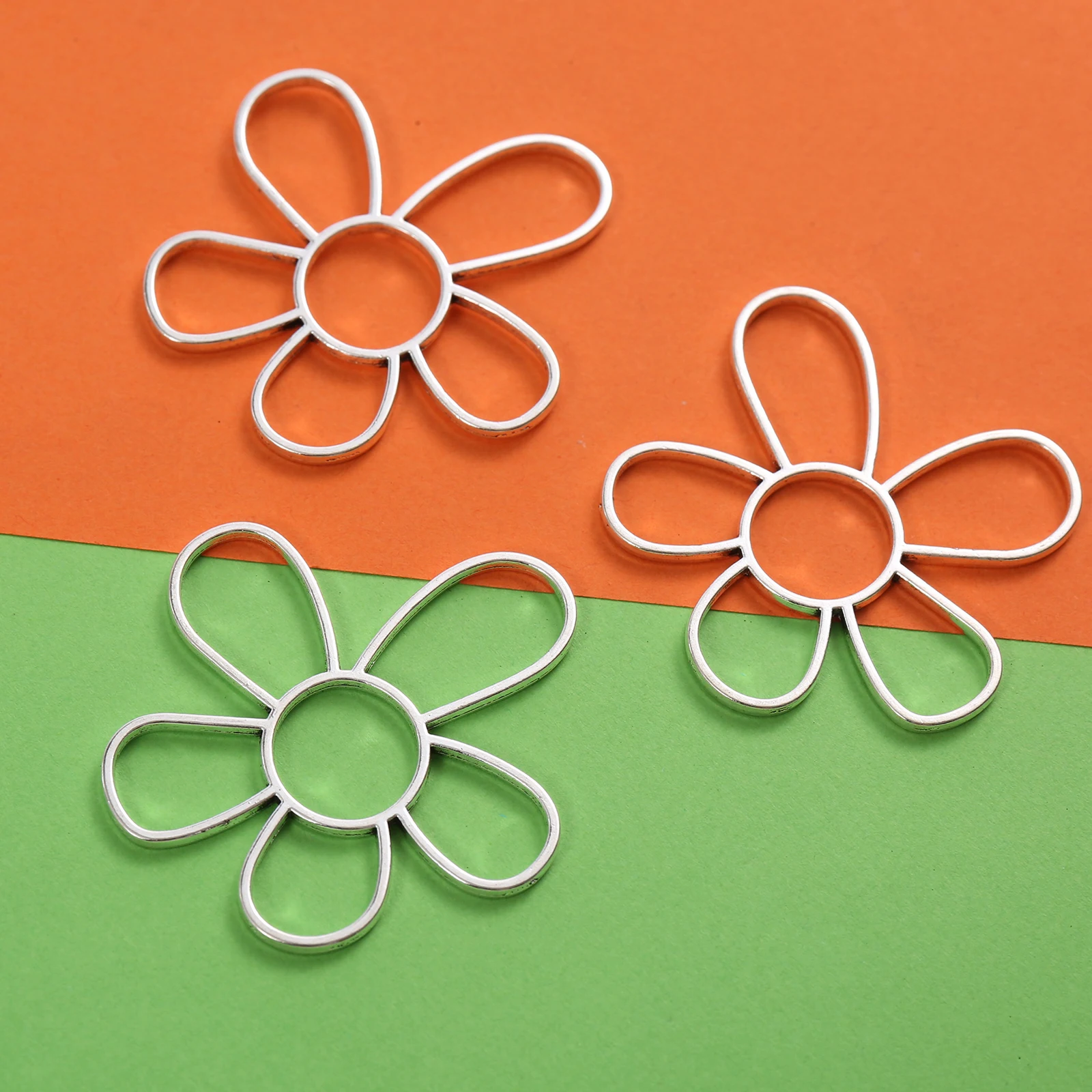 5 Pieces of Hollow Five-Petal Flower Charms, Simple Hollow Line Flower Pendants, Suitable for DIY Bracelets, Necklaces, and Earrings, Fresh Floral Handmade Beaded Jewelry Accessories
