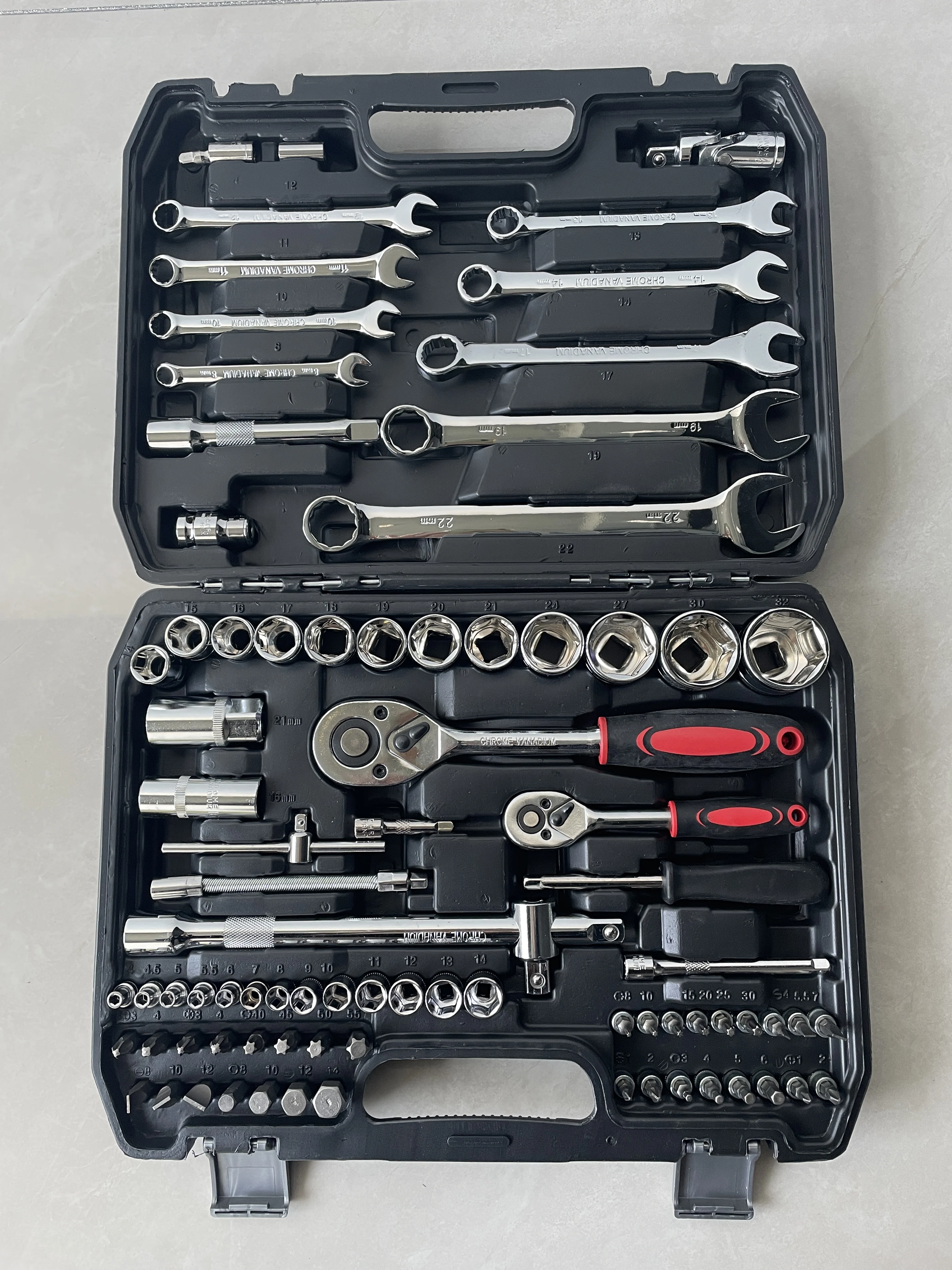 82 PCS Auto Repair Mechanical Socket Set Includes Pickaxe And Sickle Hard Case Box Packaging