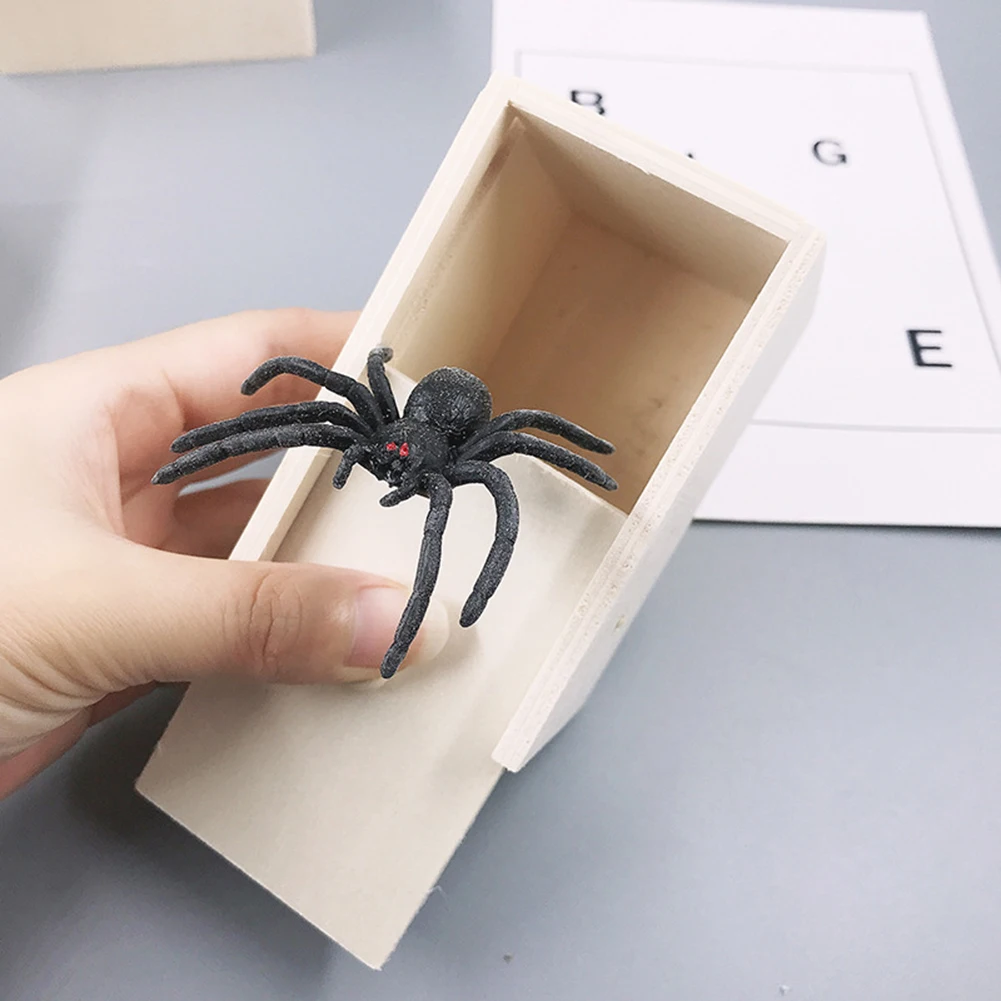 

2pcs Simulation Spider With Wooden Box Tricky Prank Joke Toy Haunted House Horror Props Halloween Party Decor Supplies