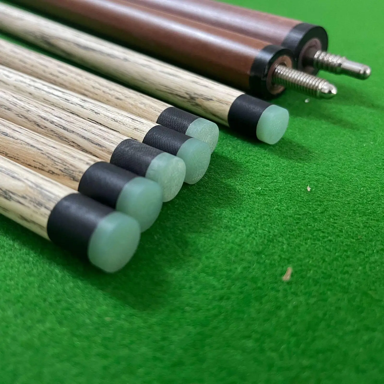 

Split Wooden Break Jump Cue Pool Stick Billiard Rod Set for Beginners and Advanced Players Use