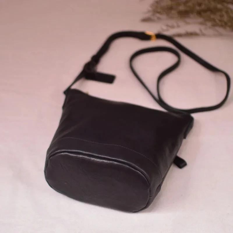 

AETOO The new bucket bag leather women's single shoulder crossbody bag vertical fashion 100 head layer plant tanned cowhide bag