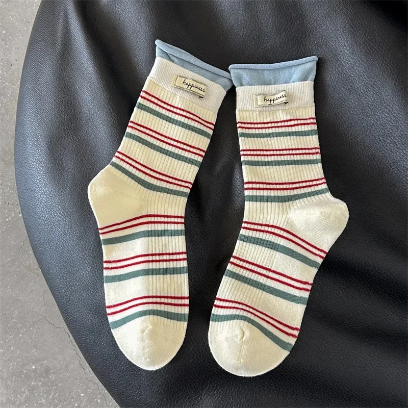 Calcetines de tubo medio contrastantes a rayas con atmósfera de principios de otoño, calcetines apilables con etiquetas de tela con letras para otoño e invierno para niños