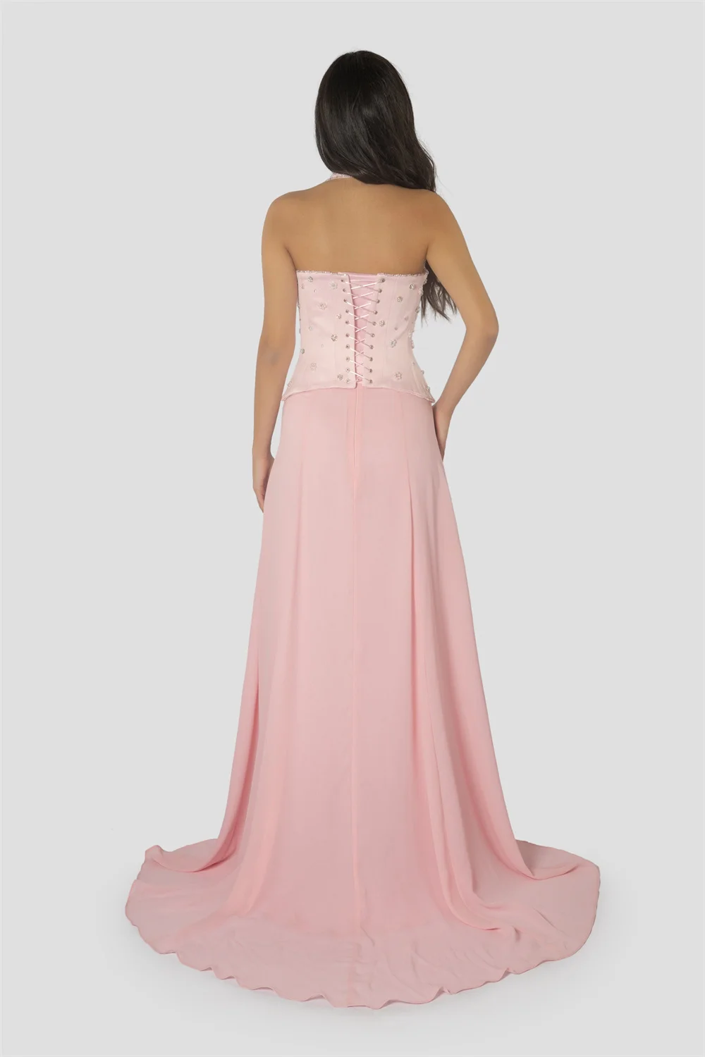 ชุดราตรีงานพรอมสีชมพูแบบคอ halter ประดับเพชร ดีไซน์ผูกเชือกด้านหลัง ทรงเอไลน์ แขนกุด ชายกระโปรงยาวแบบ sweep train ของ Cathy Customize
