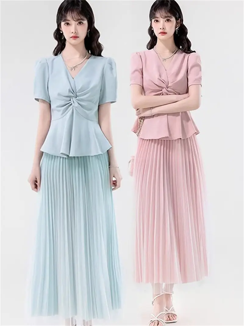 

Elegant Outfit 2025 Summer New V-Neck Design Slimming Top+Long Pleated Mesh Skirt Set For Women G1166