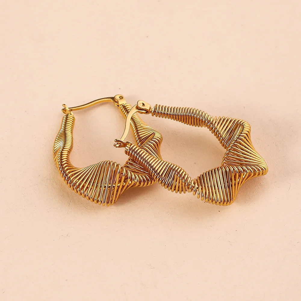 Brincos de aço inoxidável enrolados em fio de aço feminino, brincos galvanizados de cor dourada que não desbotam, acessórios de joias requintados