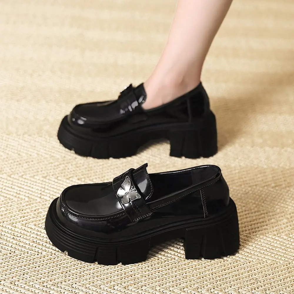 كتلة كعب أحذية واحدة الخريف جديد جولة تو الفم العميق المعادن فراشة منصة عدم الانزلاق المتسكعون