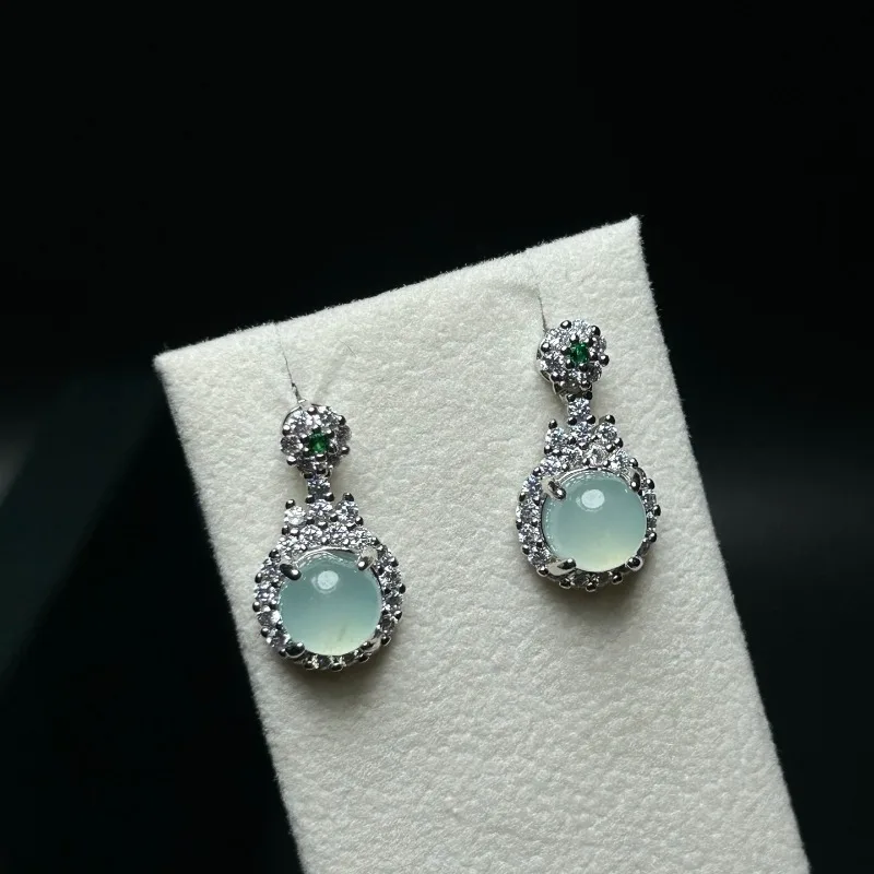 

Серьги с инкрустацией из высоколедяного кварцита и нефрита, изысканные модные и универсальные модели