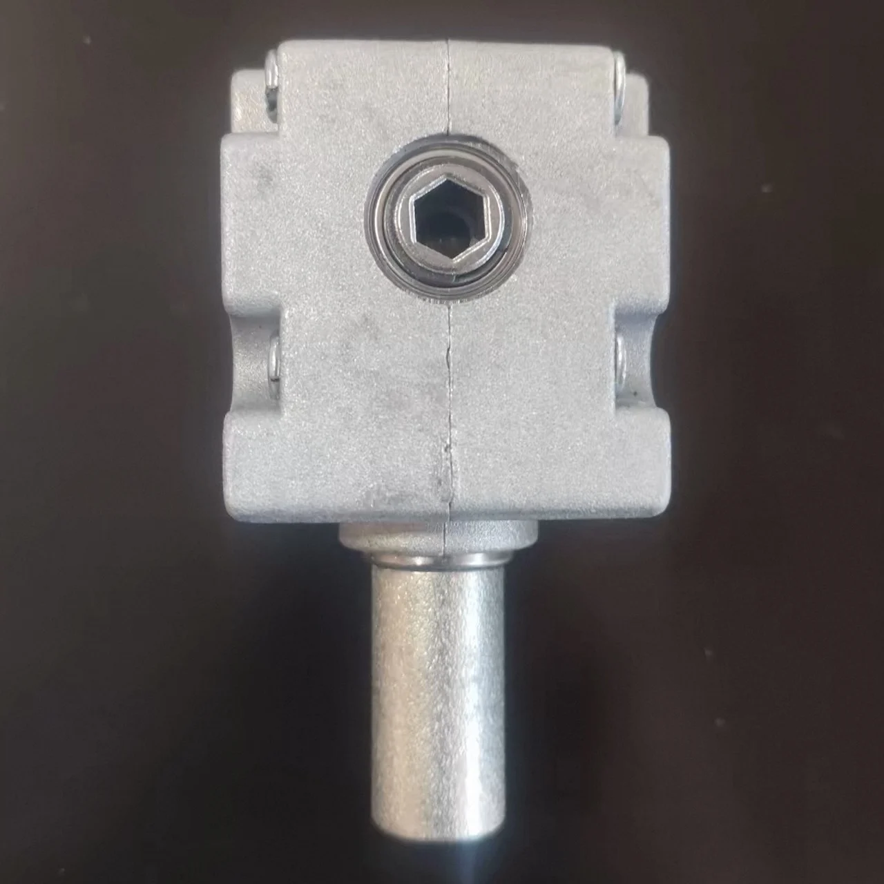 40x40mm Micro Bevel Gear Reducer Angle Converter 9:11 for Low-Speed Low Load Transmission Automatic Curtains Lifting HEX Gearbox