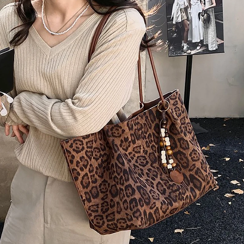 Ladies' Handbag 2026 Leopard Print Retro Tote Bag Large Capacity New Autumn Shoulder Bags Pendant Design Mother And Child Bags