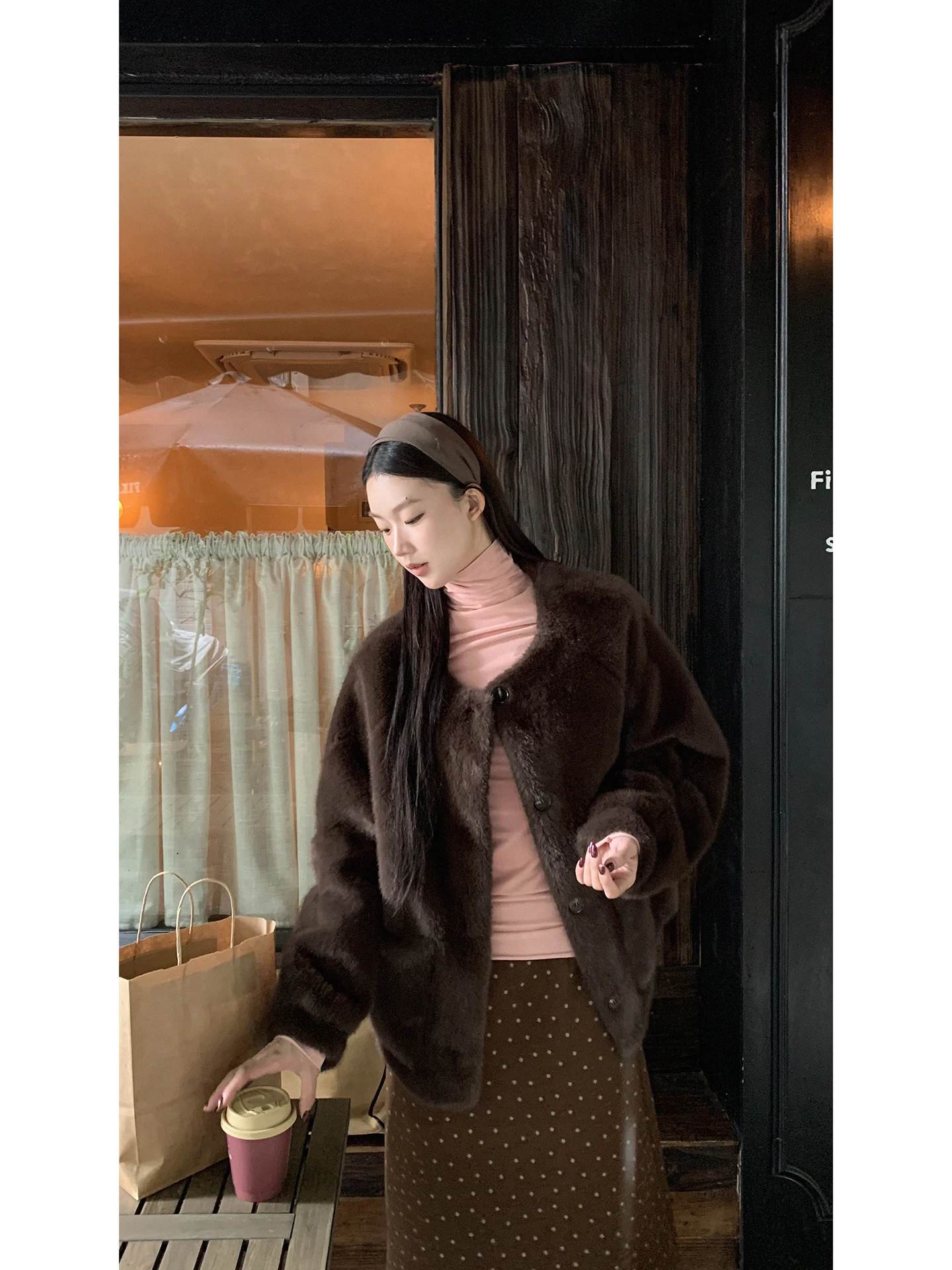 معطف فرو نسائي أحمر من ستوديو المشاهير لخريف وشتاء 2025، سترة قطنية جديدة شعبية بلون بني داكن، تصميم مستقيم بأسلوب عملي #3