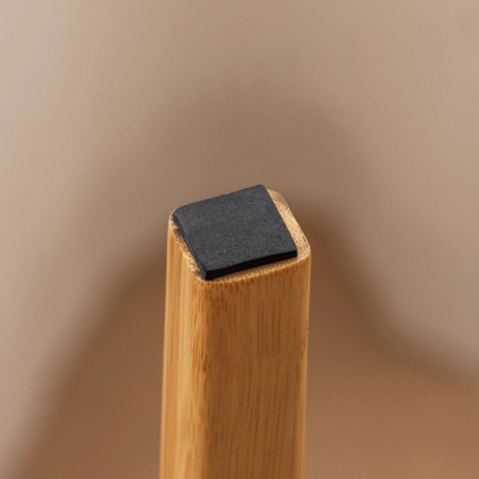 sgabello-da-bar-con-seduta-in-canna-sgabello-minimalista-in-canna-sgabelli-moderni-compatti-per-isola-cucina
