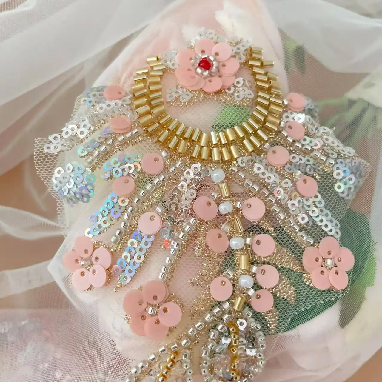 1Pair. Pearl Embroidered Lace Mirror Flower Shining Dance Costumes and Headwear, Children\'s Clothing Applique.RS24497