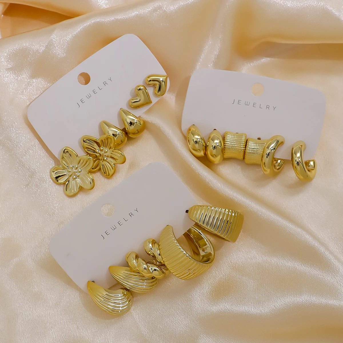 طقم أقراط عصرية مكون من 18 قطعة باللون الذهبي للنساء، أنيق وأنيق، مناسب للارتداء اليومي والحفلات والمناسبات ﻿