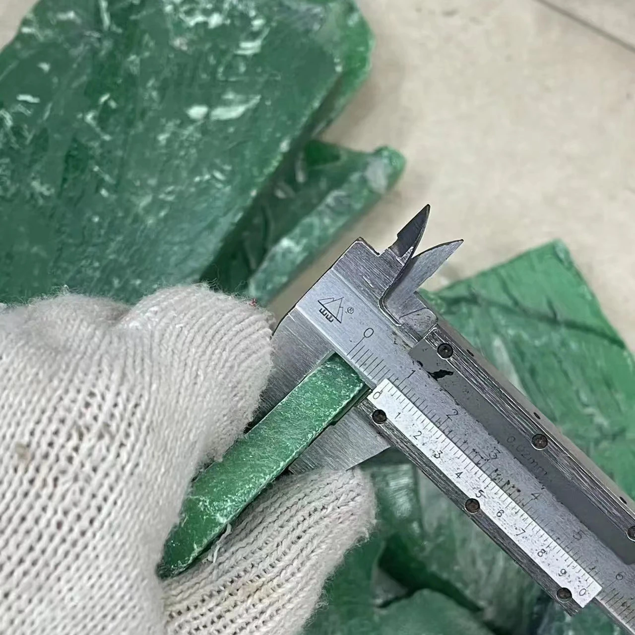 

1 кг/пакет, натуральный нефрит, окрашенная яшма, нефрит, драгоценный камень, производство ювелирных изделий из необработанного камня, толщина 8-11 мм, случайная доставка