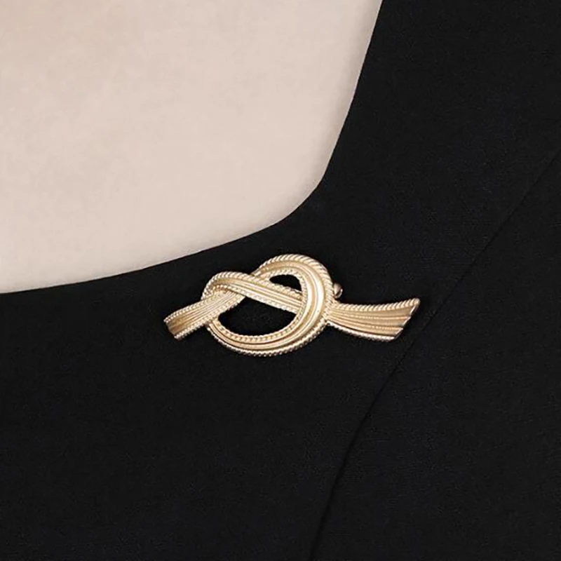 Fashion Vintage Golden Knot Brooches For Women Girls Chinese Knot Lapel Pins Banquet Party Clothes Jewelry Accessories Gift