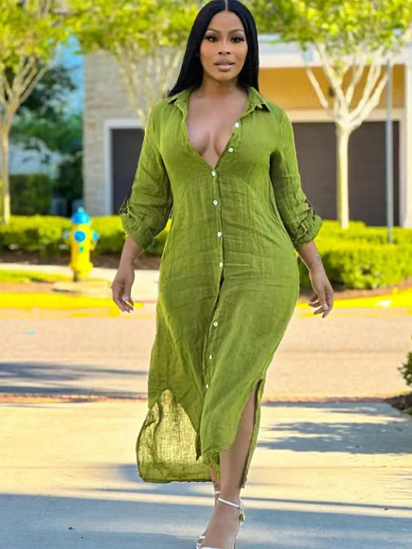 

Оливково-зеленое длинное платье-рубашка с пуговицами и боковым разрезом для женщин
