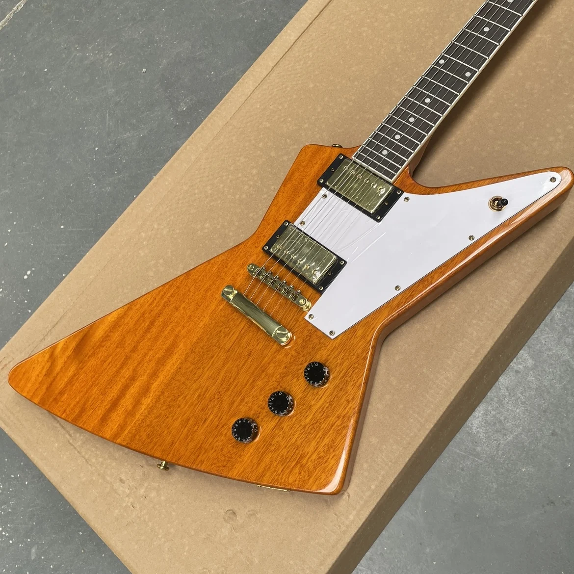 

Transparent yellow 6-string electric guitar with white pickguard, HH pickups and gold hardware guitars, unisex electric guitarra