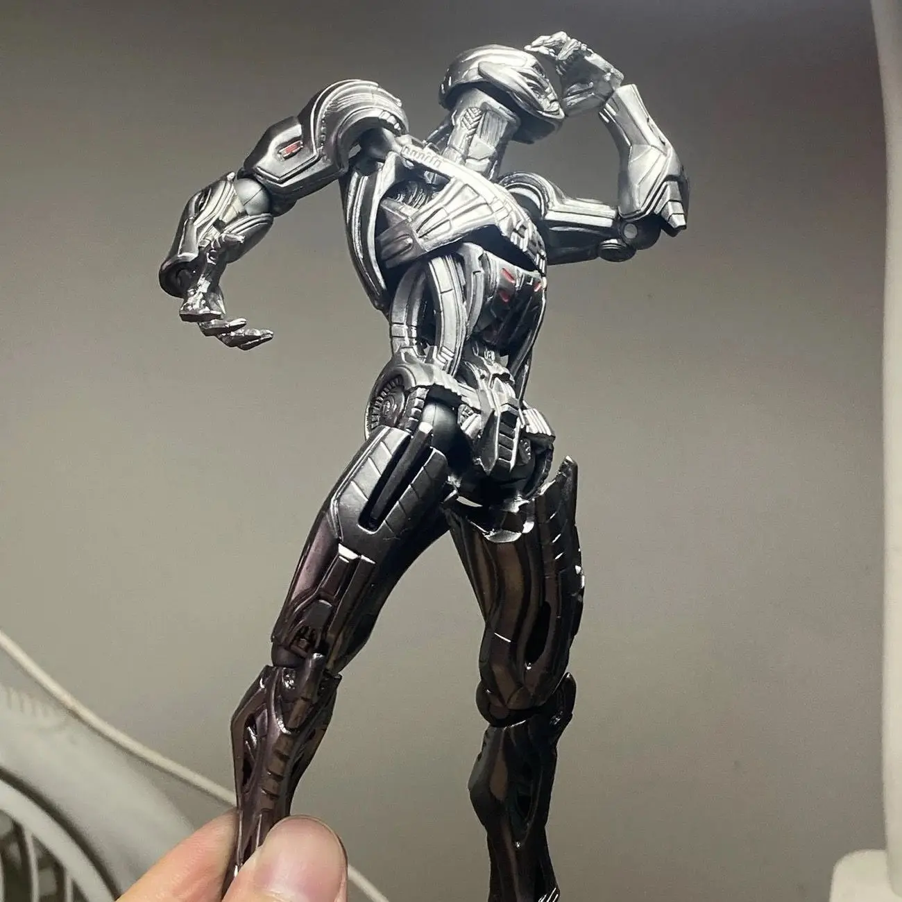 Figurka Akcji Ultron AC Toys 16cm Kaiyodo Amazing Avengers Anime Figurka Model PVC Prezenty Statuetka Żołnierza Kolekcjonerska Zabawka Prezent