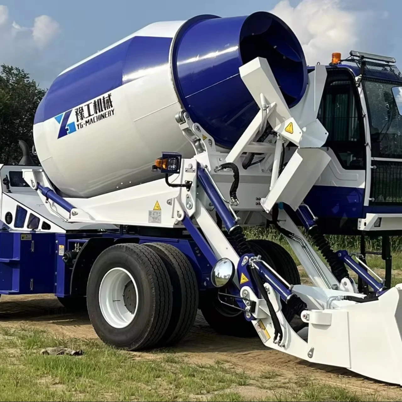 Fast Mixing Self Loading Concrete Mixer Truck for Rapid Road Pavement Construction Work