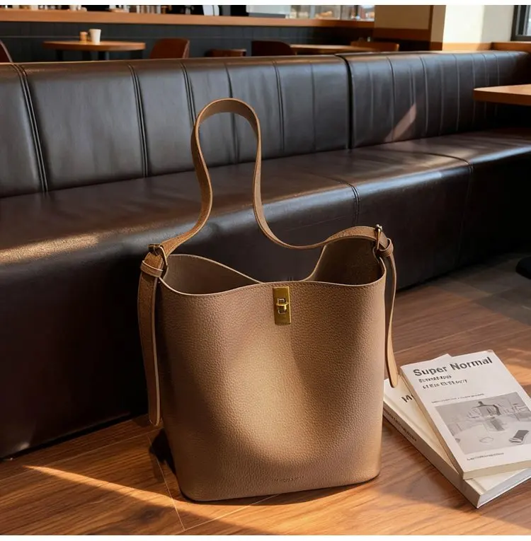 Minimalistische Kamelbraune Kunstleder-Bucket-Bag, genarbte Textur mit Schlossakzent, vielseitige Alltagstasche für Arbeit & Ausflüge – Detail 15