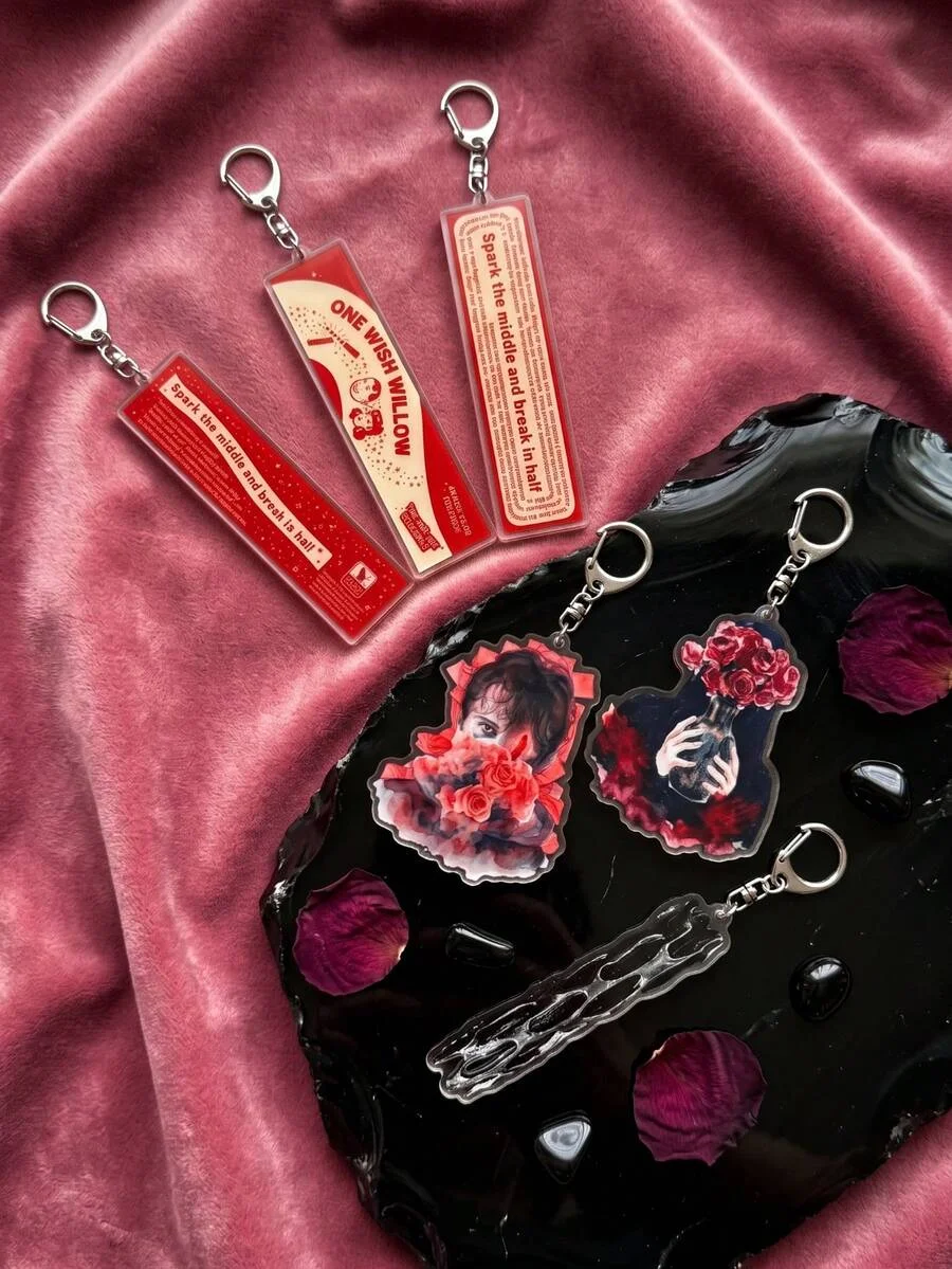 1/6 Movie-Themed Acrylic Keychain, the Ultimate Halloween Gift, One Wish Willow Dark Retro Style, Hardcore Movie Fan Merchandise. Adds a Mysterious Vibe to Your Bag, Fashionable Bag Charms, Key Accessories, Backpack Decorations, Great Gifts for Fans, Holiday Gifts, Suitable for Both Men and Women.