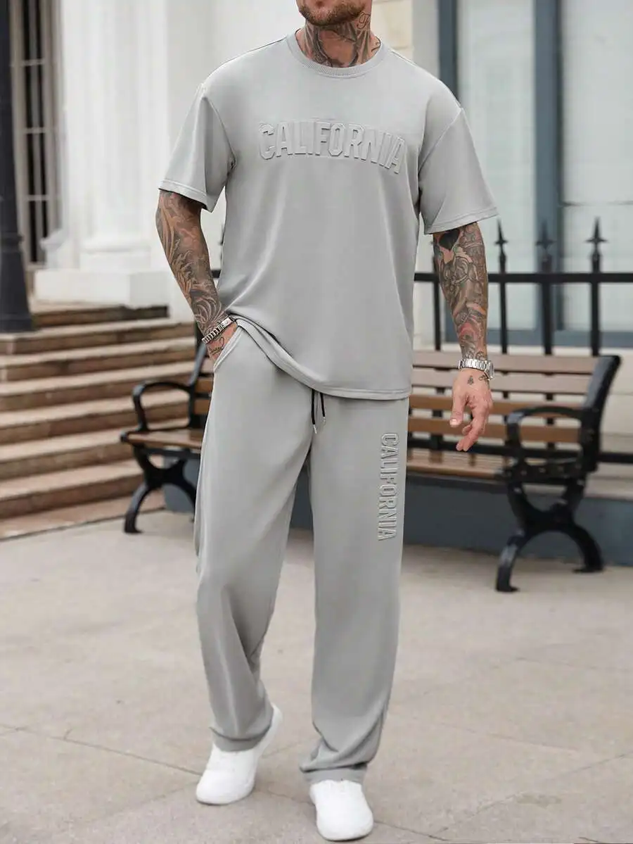 Conjunto de camiseta y pantalones deportivos para hombre, de color sólido, con letras en relieve, estilo casual, para verano, ropa de calle, conjunto de dos piezas.