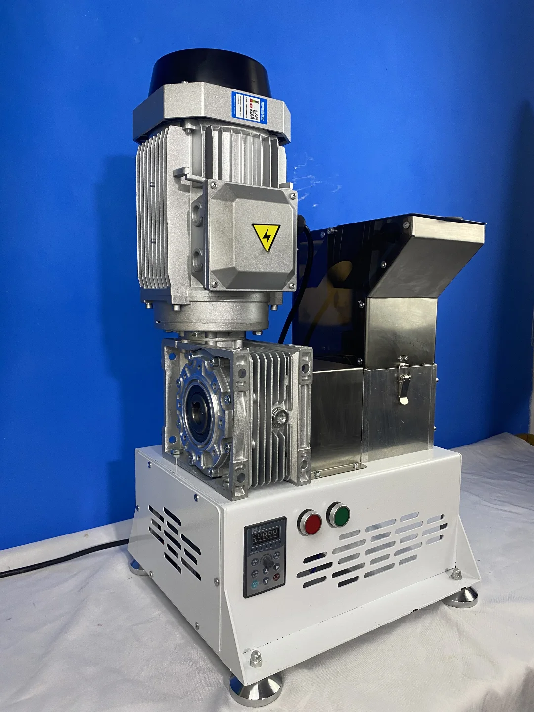 ماكينة تقطيع بلاستيك 220 فولت مناسبة للزجاجات البلاستيكية ومواد الطباعة ثلاثية الأبعاد PP PE ABS PLA PVC