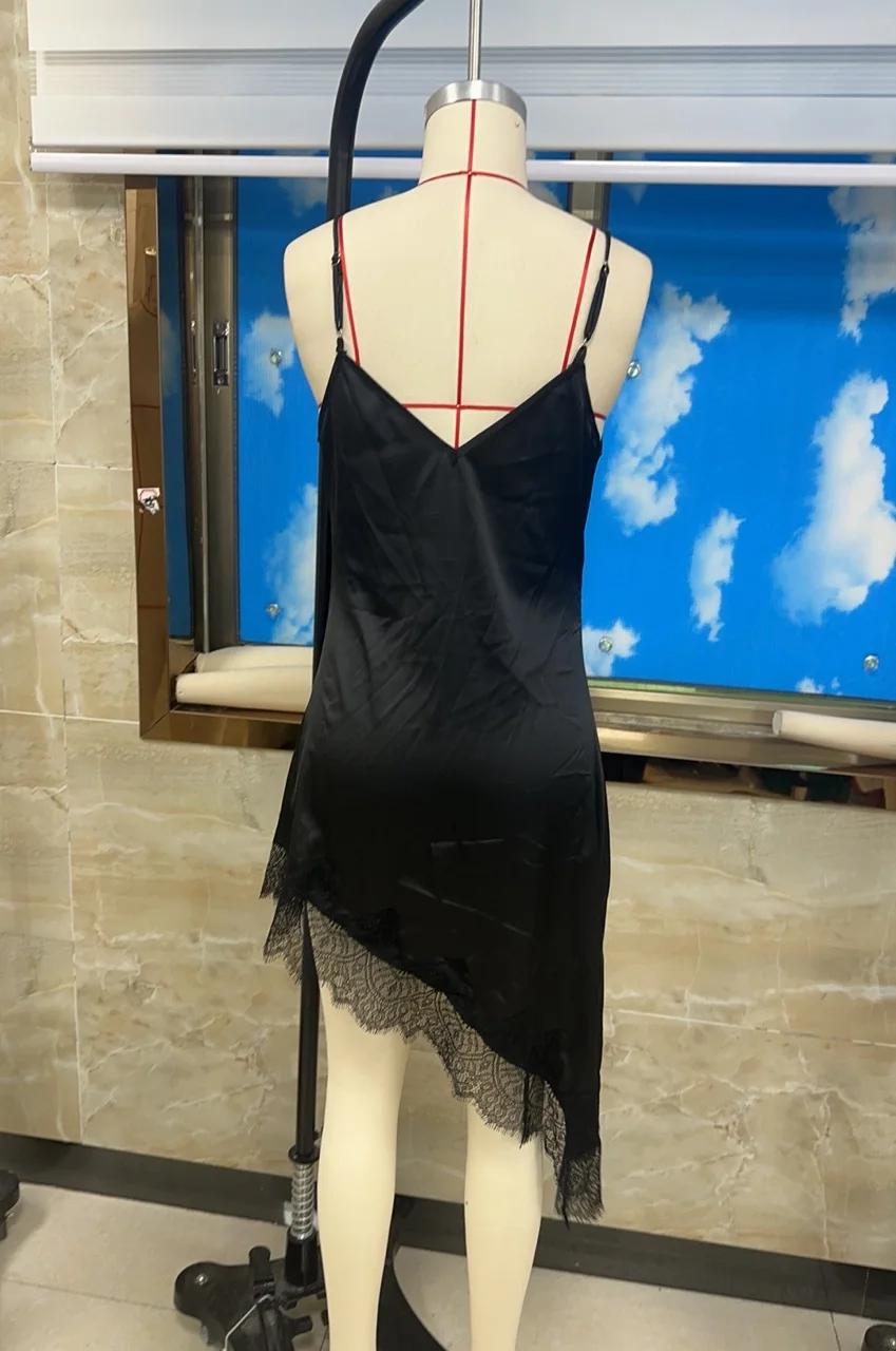 女性のレースパッチワークドレスファッショナブルなソリッドカラーのVネックノースリーブスパゲッティストラップキャミドレス