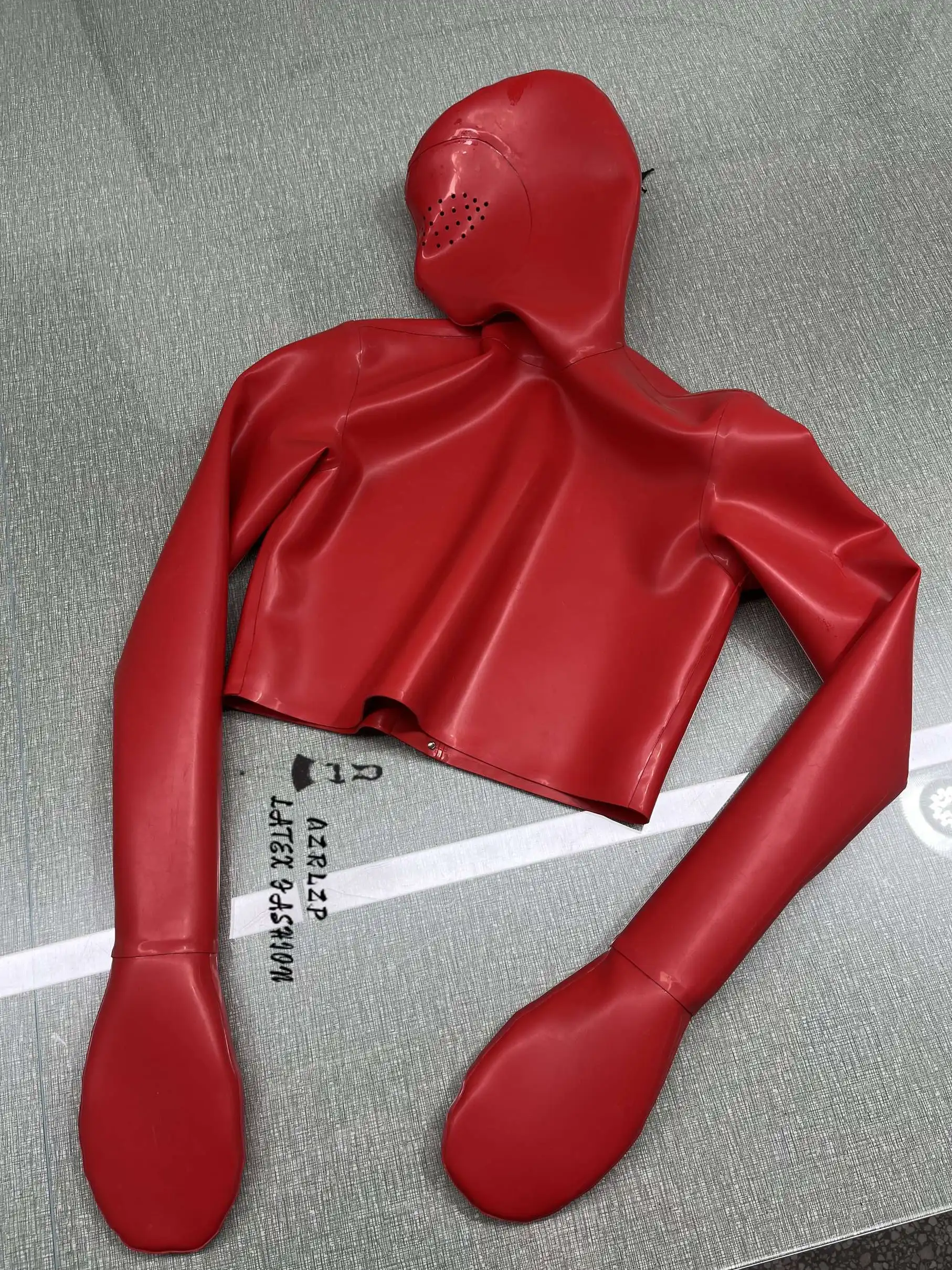 Rode latex top van 1,0 mm dik met capuchon, handschoenen en afsluitbare rits