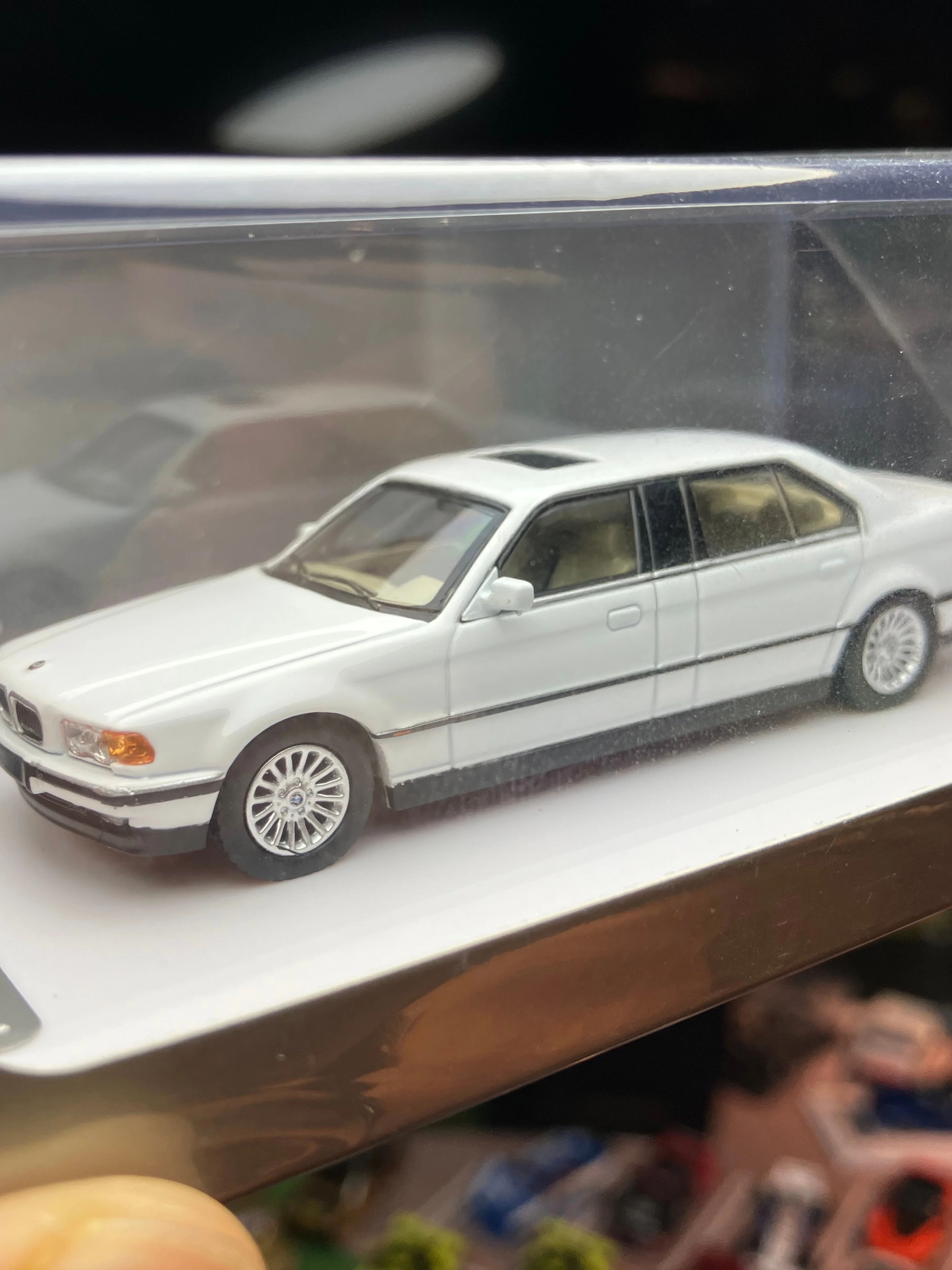 DCM 1:64 White 1996-98 E38 L7 728il Luxury Sedan Model Diecast Metal Car Alloy