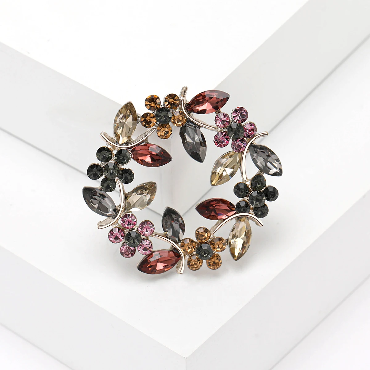 Trendy Rhinestone Flower Brooches for Women Classic Purple Wreath Office Party Friend Gifts Jewelry Accessories