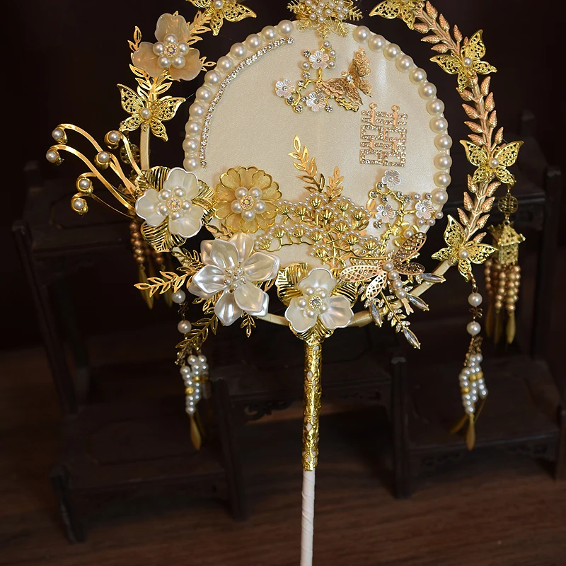 مروحة الزفاف الذهبية المصنوعة يدويًا لحفلات الزفاف الصينية، مروحة فستان Xiuhe الميمون كهدية تزيين الزفاف #4
