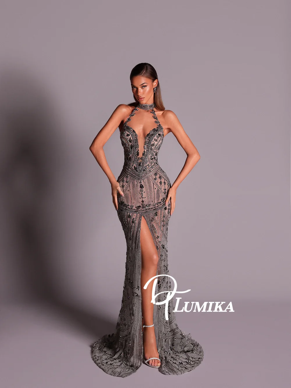 فستان سهرة فريد من نوعه باللون الرمادي الفضي مطرز بالخرز، فستان حفلات رسمي لامع بفتحة عالية مع تطريز معقد #1