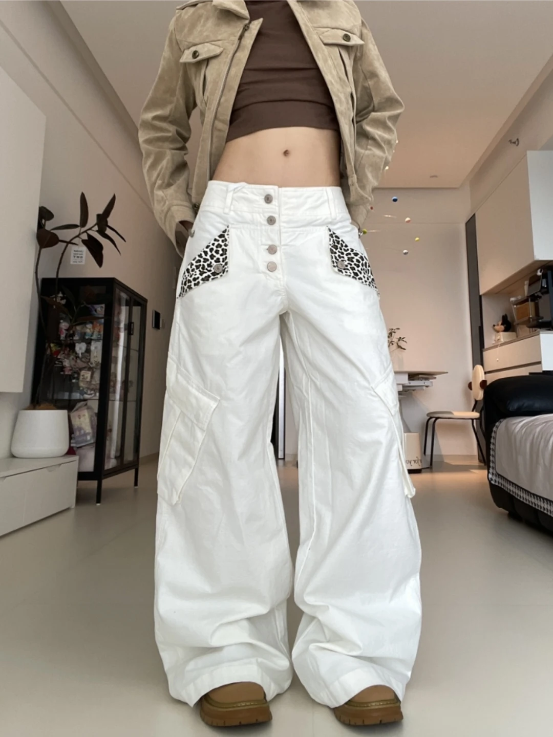 Y2K White Baggy Cargo Jeans with Leopard Print Accents Vintage Grunge Wide Leg Denim Pants Women Harajuku Streetwear Aesthetic