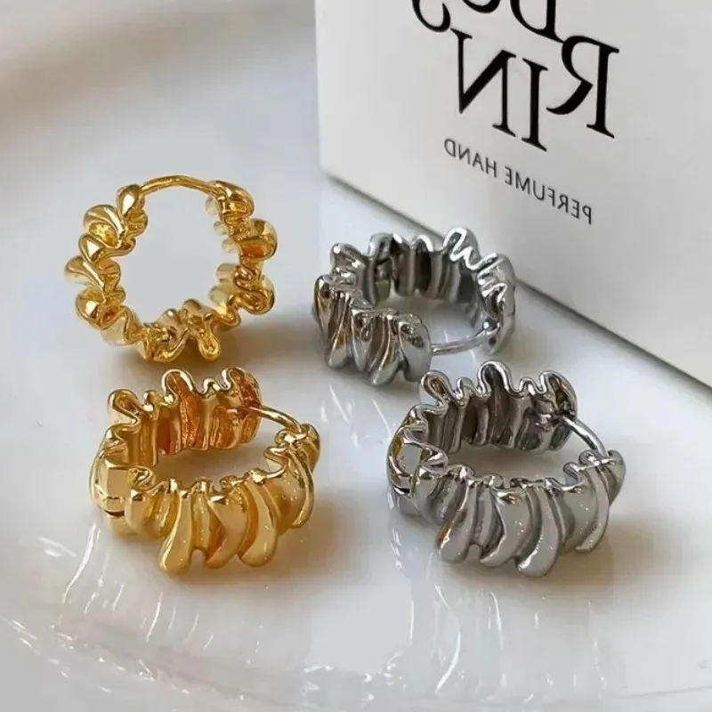 Personality Irregular Wavy Metal Hoop Earrings for Women Vintage Charm Gold Color Ear buckle Hip Hop Jewelry Accessories Gift