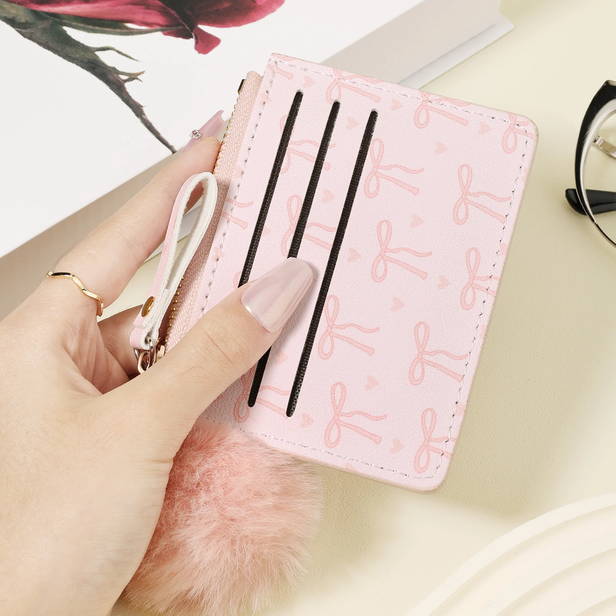 Porta-cartões ultrafino e leve, adornado com um delicado pompom, carteira com zíper moderna, porta-cartões de crédito de alta qualidade.