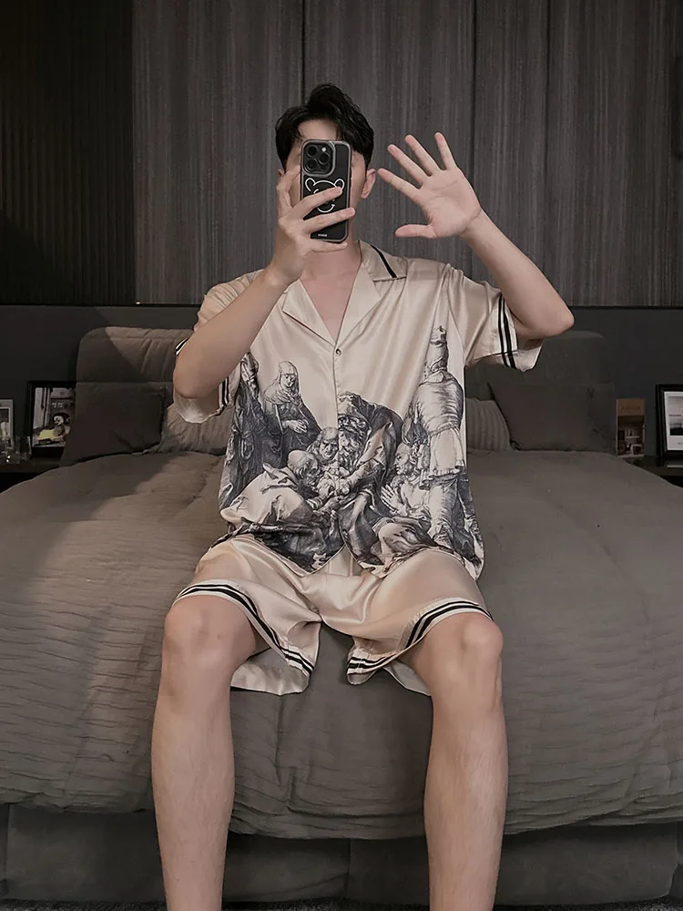 豪華なアイスシルクメンズパジャマ夏軽量半袖ショーツカジュアルウェアラブルホーム服若者プリント薄い生地