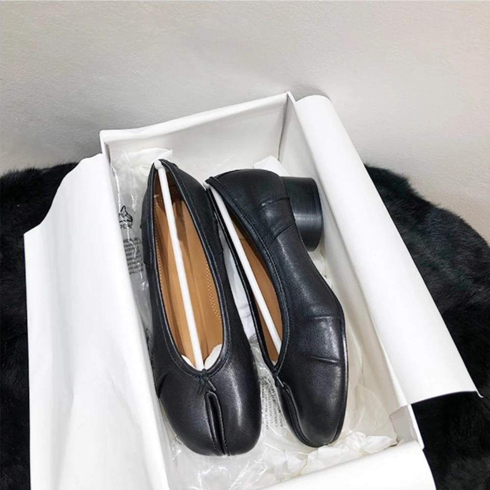 

Split toe shoes for women, new genuine leather coarse follow-up shoes for women, retro pleated mid heeled small leather shoes