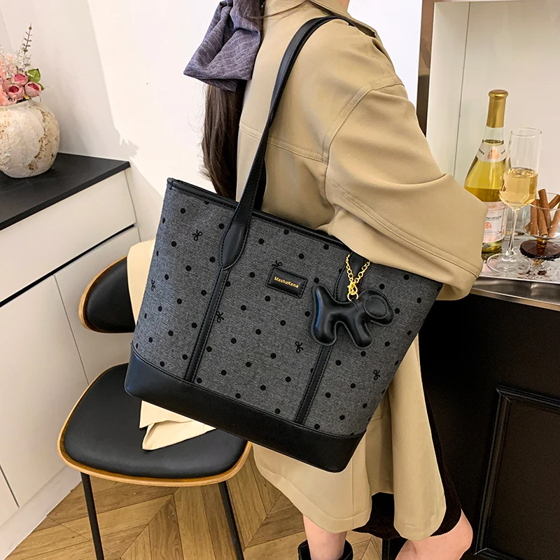 

New Fashionable Large-capacity Shoulder Portable Messenger Women Tote Bags Fashion Trend Polka Dot Commuting Underarm Bag