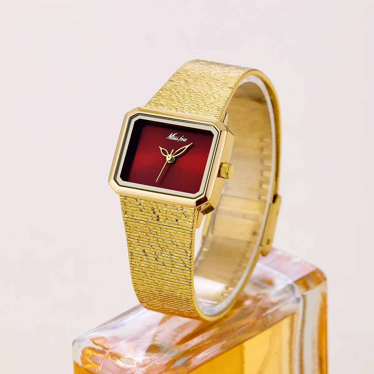 Retro Vintage Style Women's Quartz Watch Golden Temperament Stainless Steel Bracelet Fashionable Ladies Clock