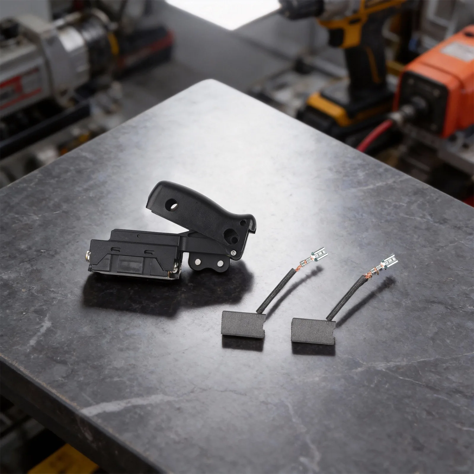 

Угольные щетки для ремонта электроинструментов, сменные детали для выключателей электроинструментов, черные, как на фото, механические внутренние компоненты.