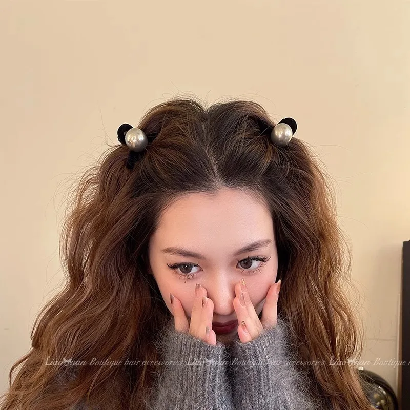 

Grey-toned pearl half-tie hairpin headgear elegant bangs small grab clip women 2025 new high-end shark clip