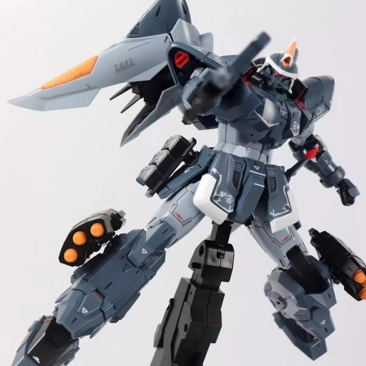 Huanying Model Mg 1/100 Ginn Gladiator Zgmf-1017gr Zestaw Modelarski do Składania Figurki Akcji Robot Plastikowe Modele Zestawy Zabawki Prezenty dla Dzieci