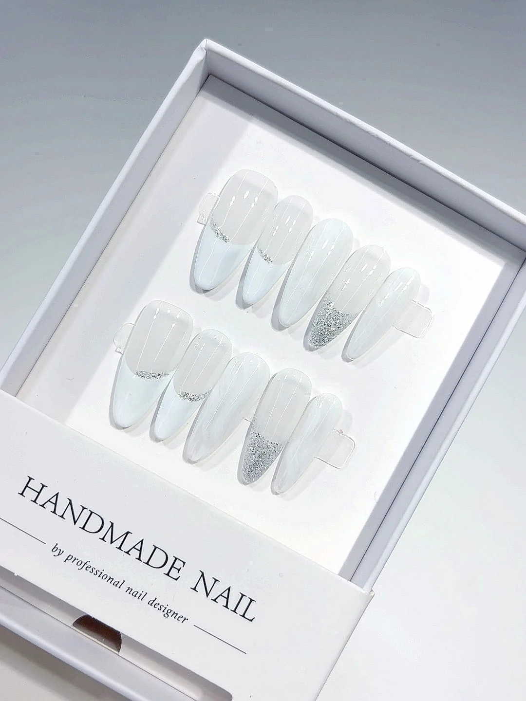 

Белый минималистичный дизайн на кончиках пальцев, профессиональный и стильный маникюр (B106)