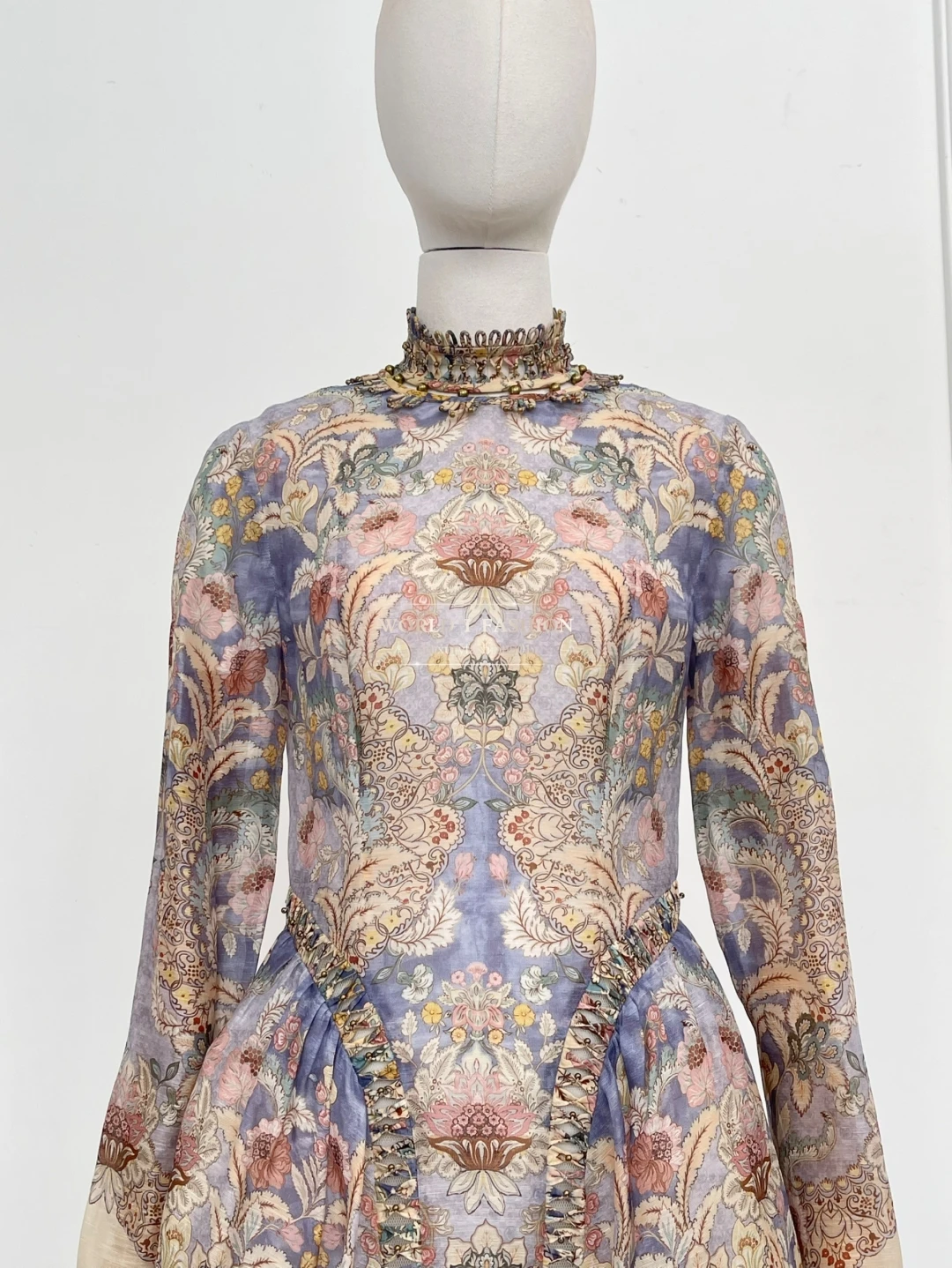 Vestido midi con cuentas y cuello levantado de manga larga con estampado floral violeta elegante de otoño e invierno para mujer