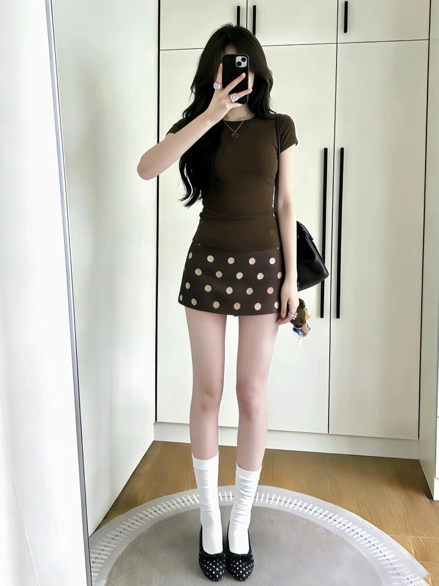 

Летний комплект в корейском студенческом стиле: женская юбка-миди в горошек и футболка с коротким рукавом и круглым вырезом.