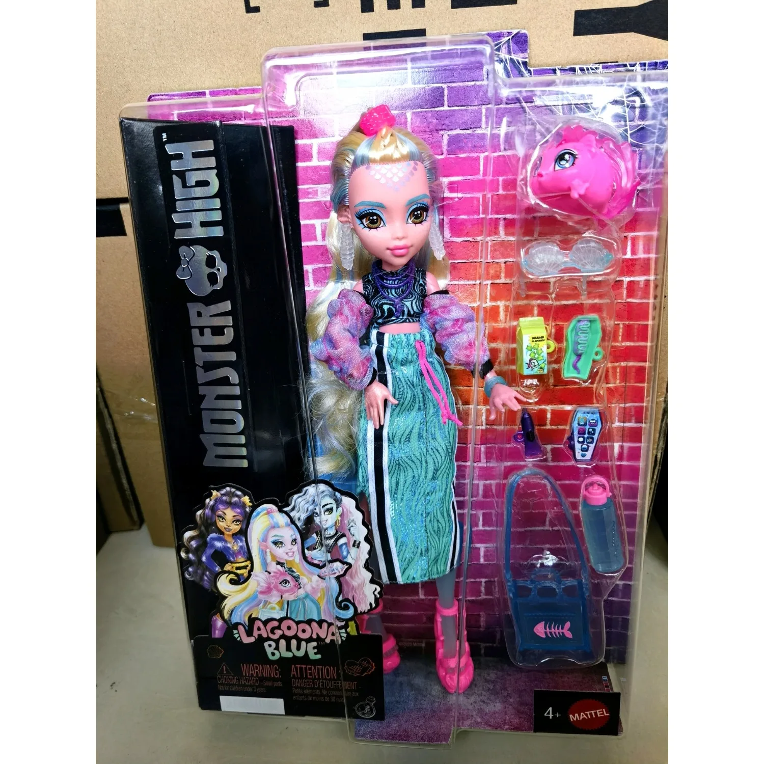 2026 Neue Original Mattel Monster High Puppe Lagoona Blau im sportlichen Maxirock mit Haustierfisch Neptuna Spielzeug für Mädchen Geschenke JHK33