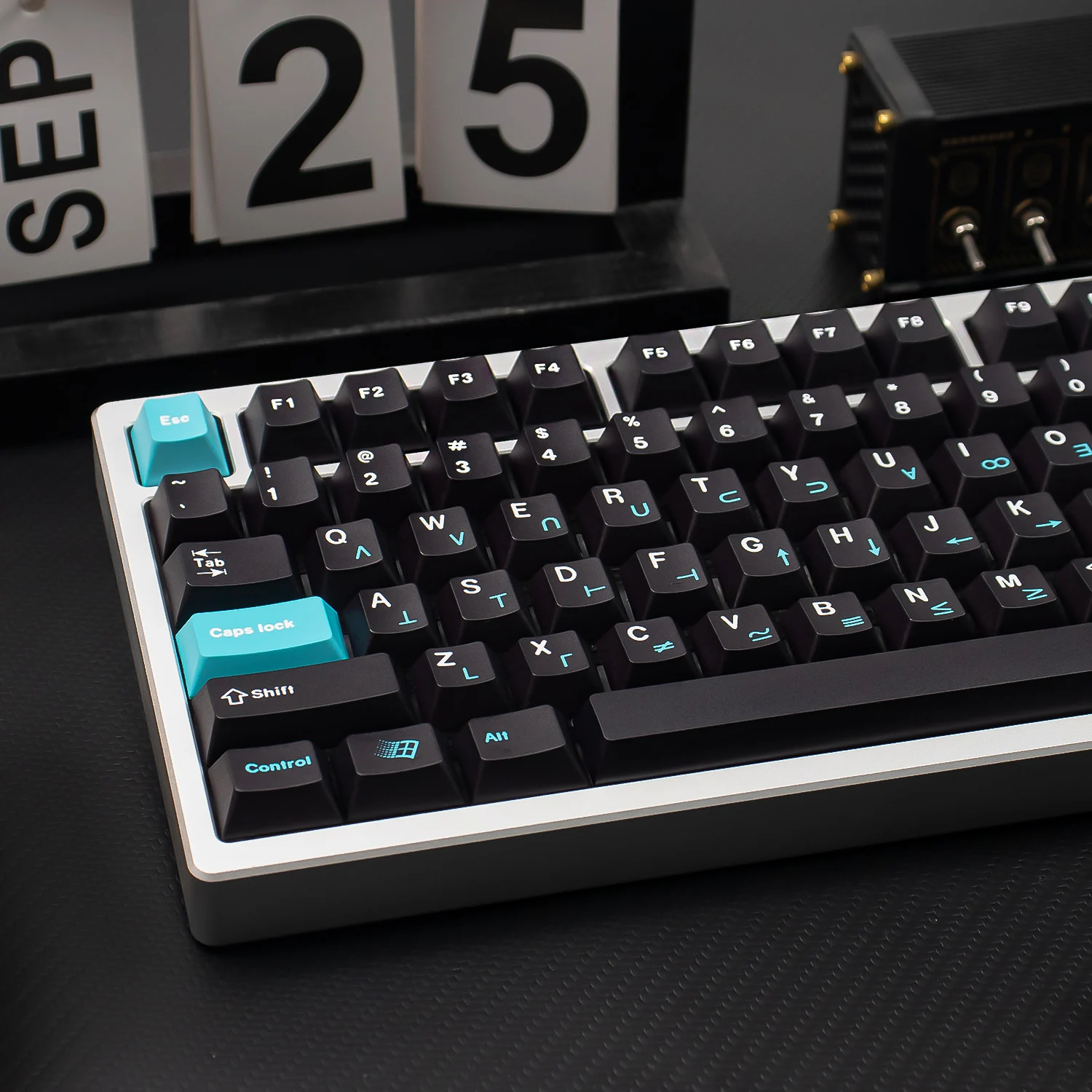 คีย์แคปธีม DOLCH 129 ปุ่ม โปรไฟล์ Cherry พิมพ์ลายด้วยเทคนิค Five Side Dye-Sublimation บนวัสดุ PBT สีดำแบบกำหนดเอง สำหรับสวิตช์ MX คีย์บอร์ดแบบกลไก
