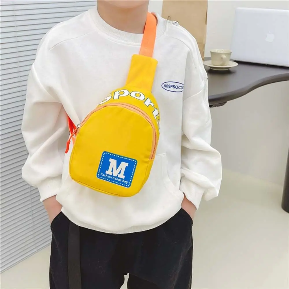 Bolso de pecho para niños con letra M, bolso cruzado de gran capacidad de estilo coreano para niños, monedero de nailon, bolso de hombro de viaje al aire libre