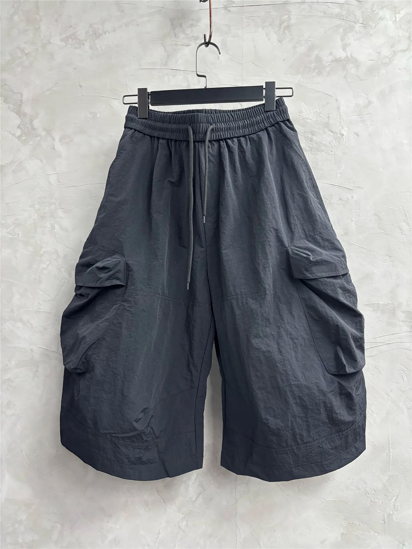 

Spring and Summer Dark Large Pocket Loose Cropped Pants Relaxed Casual Shorts Trendy Wide-Leg Fashion Work Clothes Middle